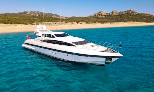 Charming 105' Mangusta Luxury Yacht in Miami, Florida
