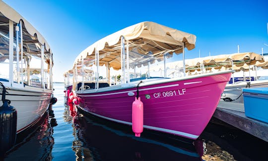 Barco Duffy elétrico rosa de 21 pés em Huntington Beach