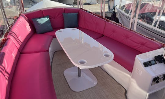 Barco Duffy elétrico rosa de 21 pés em Huntington Beach