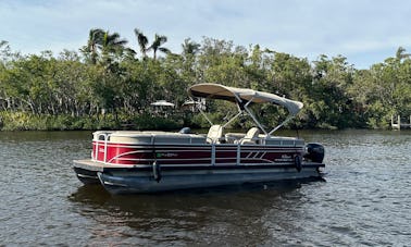 Profitez de votre journée à bord du Suntracker Party Barge 24DLX avec un moteur hors-bord de 150 CV !