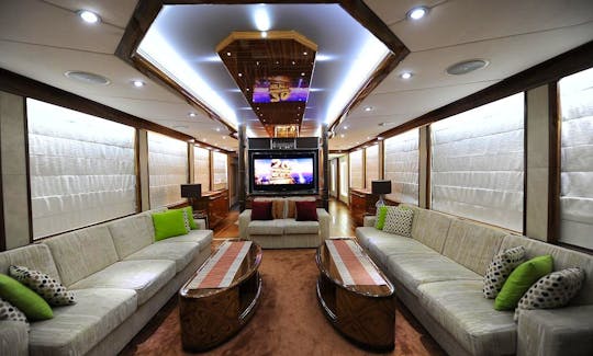 101ft Majesty With Jacuzzi Power Mega Yacht Rental in Dubai