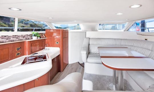 SEA RAY FLYBRIDGE IS READY FOR YOUR PARTY AND FRIENDS. 1H FREE ON WEEK DAYS.