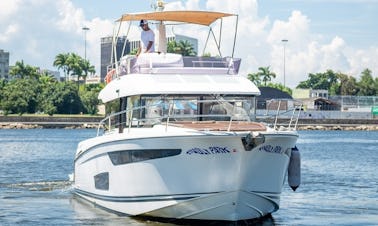 43ft Joá Jeanneau Luxury Yacht Rental in Rio de Janeiro, Brazil