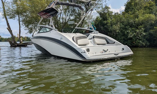 Lancha motora Yamaha 212X para despertar/surfear en el lago Minnetonka