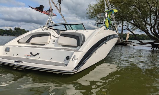 Lancha motora Yamaha 212X para despertar/surfear en el lago Minnetonka