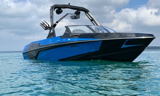 Axis T-23 Wakesurf Boat - Experience the Ultimate Watersport Adventure on Canyon Lake