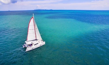 Catamarã à vela Lagoon 420 com tripulação em Phuket