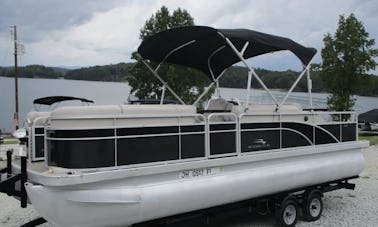 Bennington SSLDX Pontoon on Beautiful Lake Martin