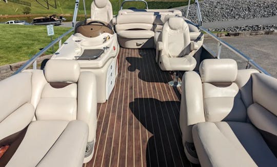 Ponton Suntracker Party Barge de 25 pieds sur le lac Martin