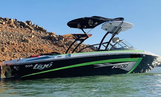 Wake Boat Tige R20 pour le comté de Shasta avec un excellent système de haut-parleurs !