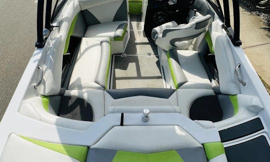 Wake Boat Tige R20 pour le comté de Shasta avec un excellent système de haut-parleurs !