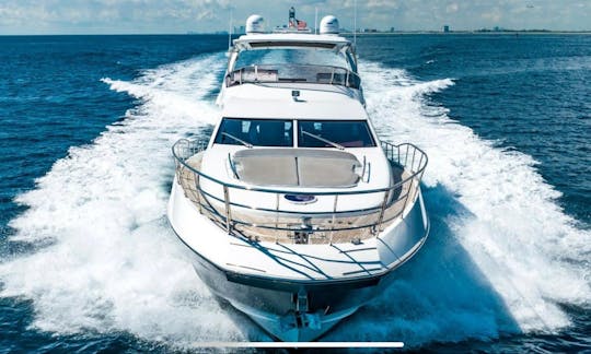 Iate luxuoso Azimut II de 75 pés em Miami, Flórida.