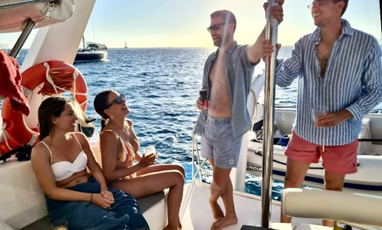 Únase a nosotros para unas vacaciones en catamarán privado de medio día completo navegando por Ibiza y Formentera