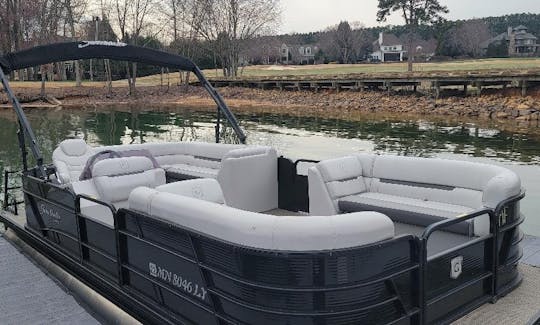 Rent a Luxurious Godfrey Pontoon Boat for Fun-filled Water Day