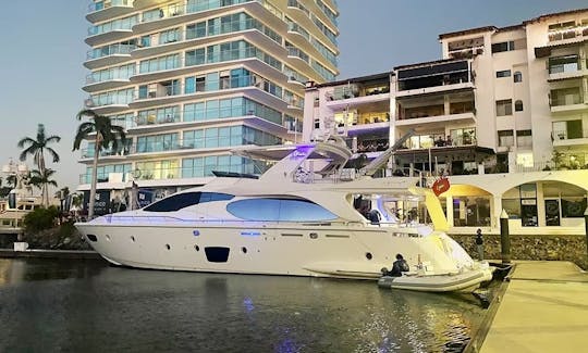 Megayate Azimut de 85 pies a motor con tripulación en Puerto Vallarta