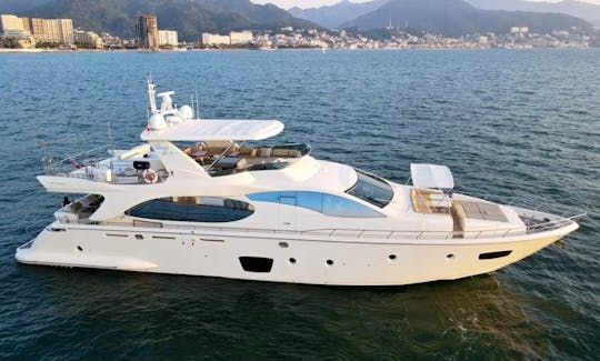 Azimut Power Mega Yacht de 85 pés com tripulação em Puerto Vallarta