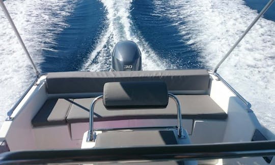 À Vourvourou, bateau à moteur Compass 150cc pour 5 personnes sans permis