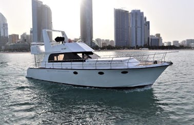 Twin Engine 30ft Motor Yacht Charter in Abu Dhabi
