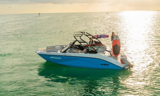 NOUVEAU BATEAU DE SURF YAMAHA (CAPITAINE ET ESSENCE INCLUS)