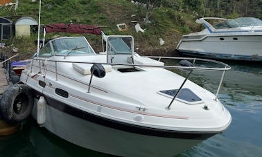 Powerboat for 8 people ready to cruise in Guatape