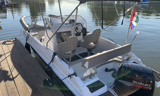 Tident 530 Center console comfortable dayboat for hire in Gyor