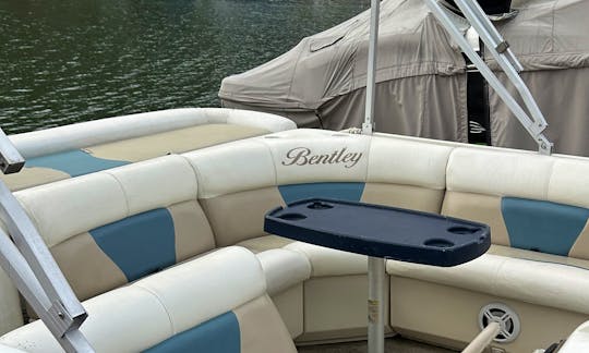 2009 Bentley 200 Cruise 20ft Pontoon boat on Lake Norman