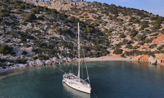 Belo barco à vela para alugar em Atenas, Grécia