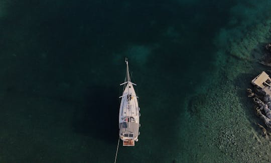 Belo barco à vela para alugar em Atenas, Grécia