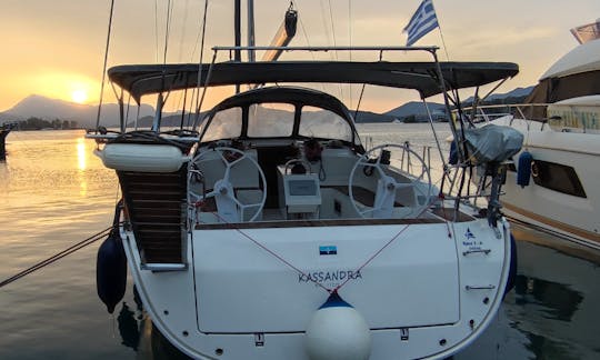 Belo barco à vela para alugar em Atenas, Grécia