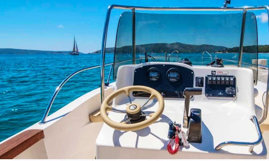 Capelli 20 Powerboat for rent in Trogir
