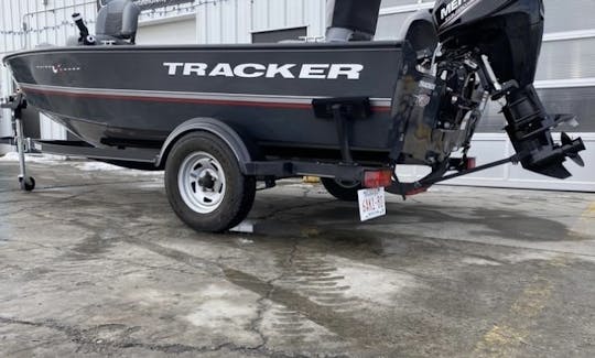 Barco de pesca Tracker V-16 Laker DLX en el área de Edmonton