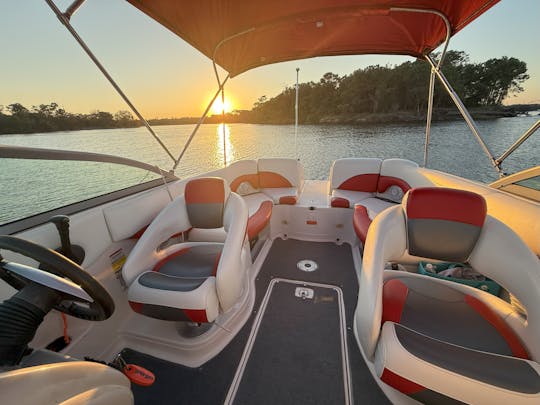 Bateau ponté spacieux pouvant accueillir jusqu'à 11 passagers à Lake Conroe, au Texas