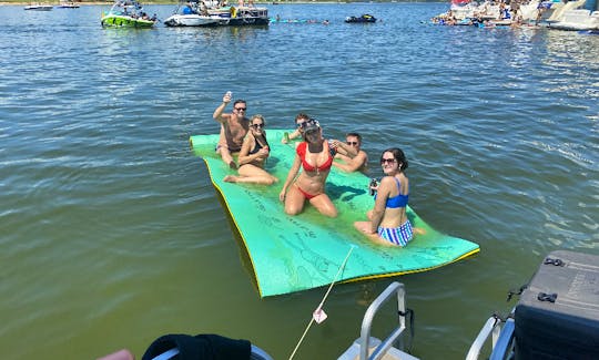 22ft Sun Tracker Pontoon Party boat Rental in The Colony, Texas