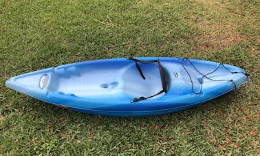 Kayak Blue Pelican con equipo de seguridad para alquilar en Pensacola