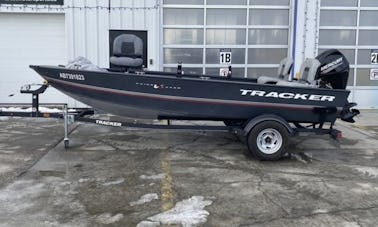 Barco de pesca Tracker V-16 Laker DLX na área de Edmonton