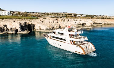 O maior e mais luxuoso barco de Ayia Napa