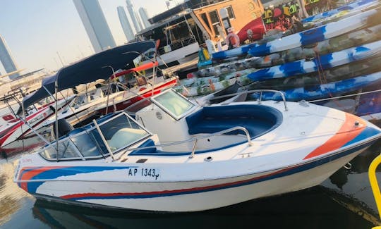 ¡Crea tu aventura personalizada en este barco en Abu Dhabi!