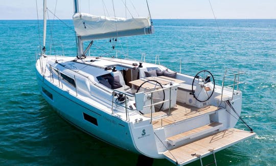 Sailing boat Beneteau Oceanis 40.1 in Lagos