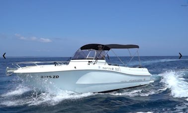 Barco aberto Atlantic 750 em Zadar