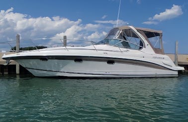 35FT Four Winns Yacht for charter cruises in Lake Ontario