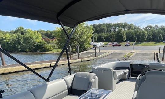 LAKE NORMAN LUXURY PONTOON RENTAL! 5 STAR , FIRST CLASS SERVICE!