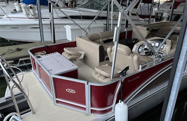 Harris Tritoon 25' comes with lilly pad, skis, and towable tube