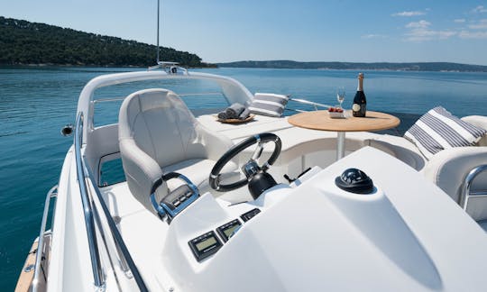 Beneteau Antares 36 para cruceros diarios con patrón