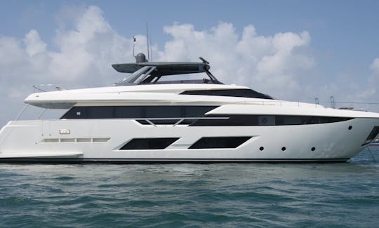 El megayate Ferretti 92' 2019 sale de Miami