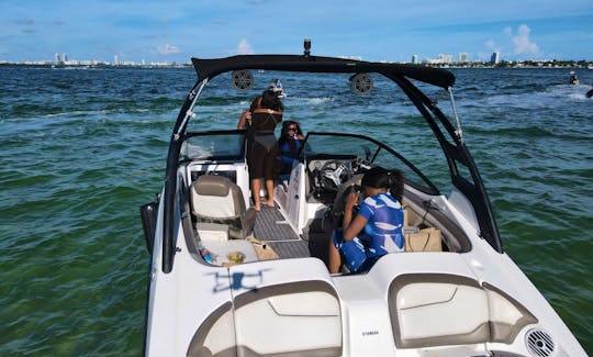 21' Yamaha Jetboat for Charter in Miami