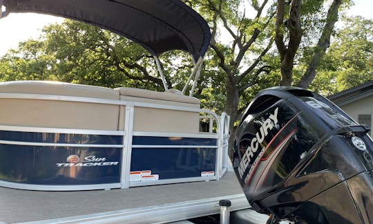 Mínimo de 3 dias** 2019 Sun Tracker Party Barge 20 Pontoon Boat | Lake Pat Cleburne