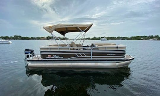 Rent 22' Sun Tracker Pontoon Boat In Hollywood, Florida
