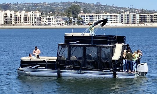 El pontón de lujo de doble cubierta más grande de Mission Bay con tobogán acuático día y noche