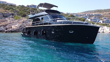 ¡Yate a motor personalizado negro de 46 pies para un recorrido en Bodrum!