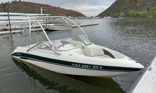 O barco de esqui vem completo com tubos, esquis e pranchas de wake (Denver, Colorado)